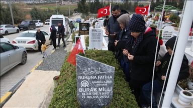 Depremde yaşamını yitiren AA muhabiri Burak Milli, Hatay'daki mezarı başında anıldı