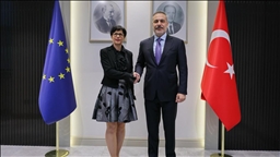  Турскиот министер за надворешни работи оствари средба со еврокомесарката за проширување