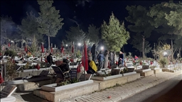 Kahramanmaraş'ta depremlerin üçüncü yılında mezarlık ziyaretleri geceden başladı