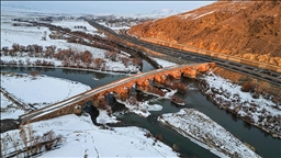 Erzurum'da çevresi karla kaplanan 728 yıllık tarihi köprü güzel görüntü oluşturdu