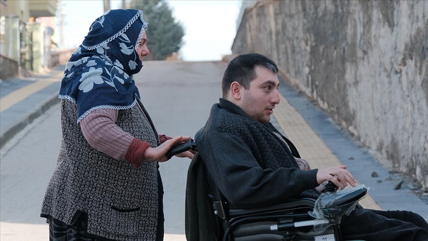 Fedakar anne hayatını adadığı engelli oğlunun eli ayağı oluyor