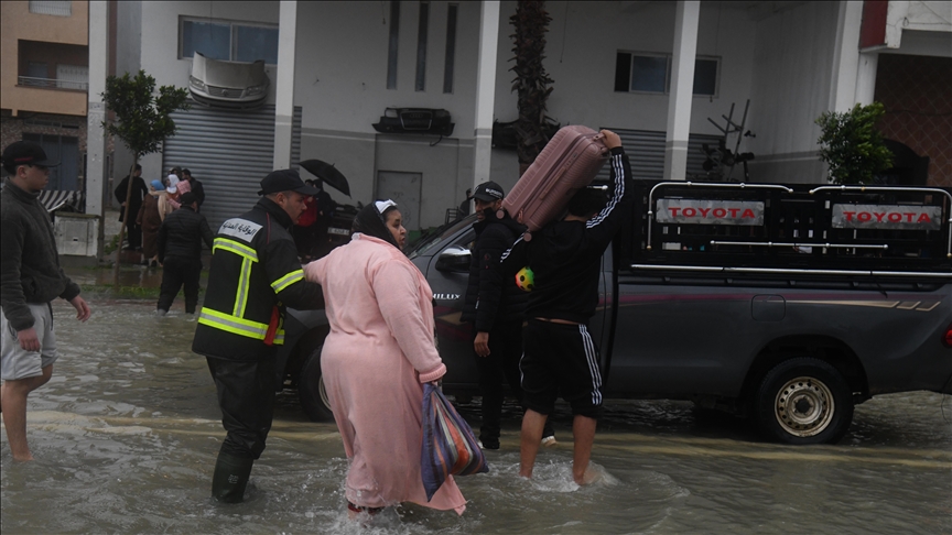 فيضانات المغرب تعزل قرى شمالية والجيش يوزّع مساعدات غذائية