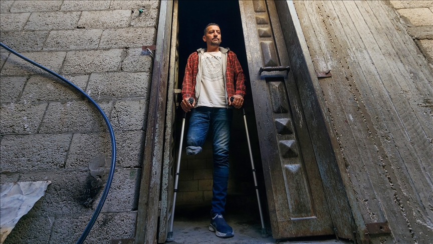 Një trajner palestinez i cili humbi këmbën në një sulm izraelit po mbijeton përmes sportit