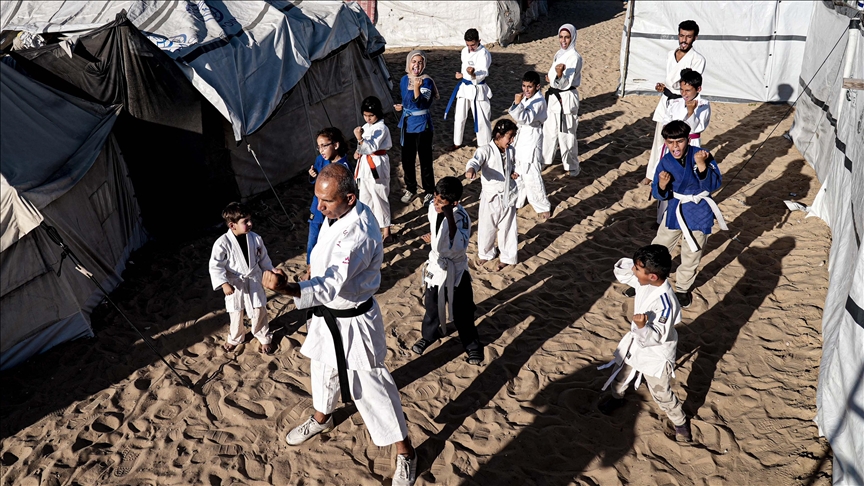 Тренер по каратэ из Газы тренирует детей в лагерях, чтобы помочь им забыть ужасы атак