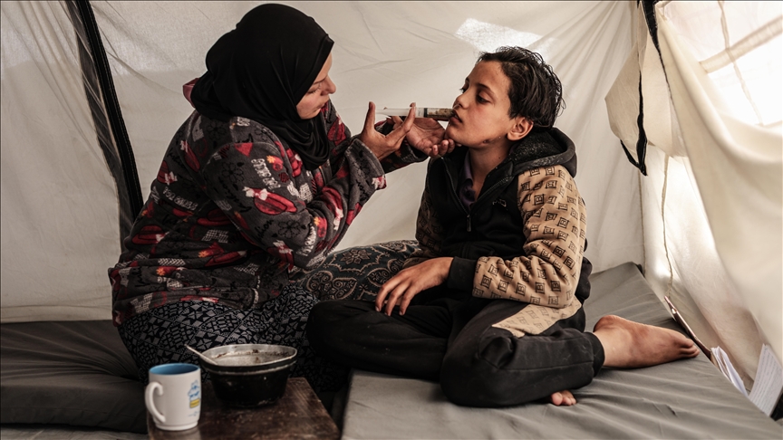 Humbi aftësinë për të folur gjatë një sulmi izraelit  fëmija nga Gaza mbijeton me mbështetjen e nënës së tij