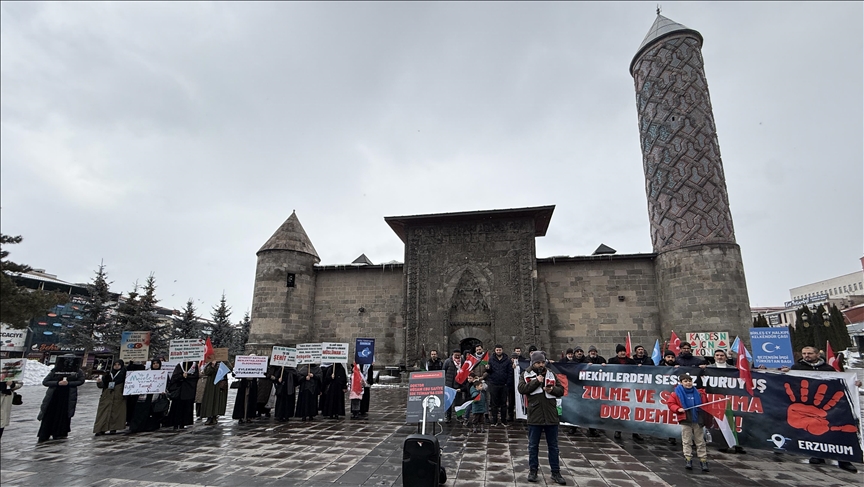 Erzurum'da sağlıkçılar Gazze için sessiz yürüyüşlerini 117. haftada sürdürdü