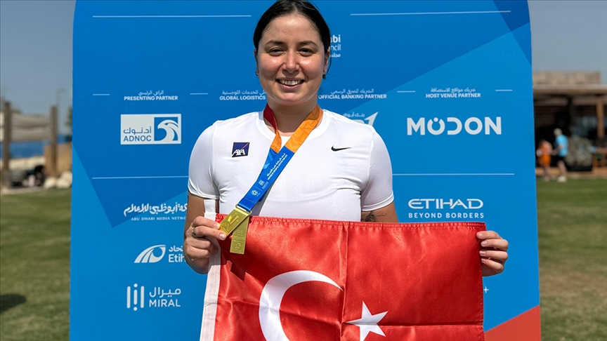 Bengisu Avcı, Dünya Master Oyunları'nda 5 bin metre yüzmede şampiyon oldu