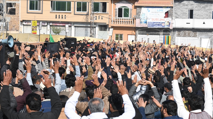 Pakistan : des milliers de personnes aux funérailles des victimes de l’attentat-suicide d’Islamabad