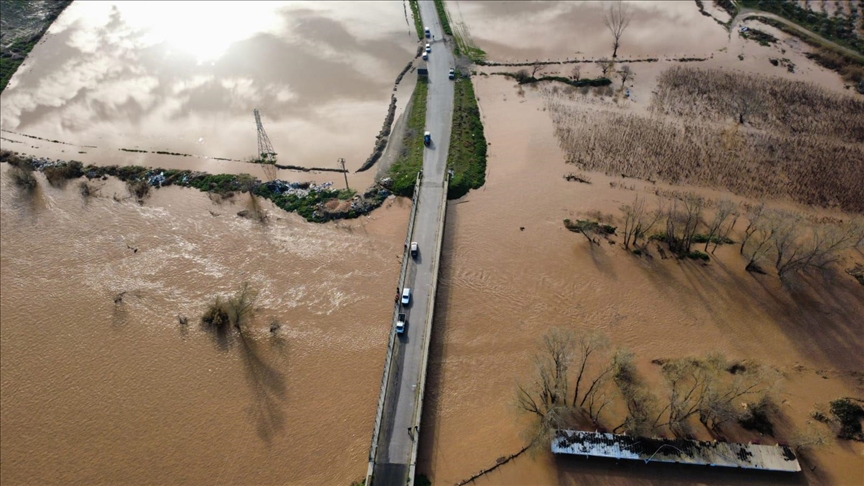 Manisa'da sağanak taşkınlara neden oldu