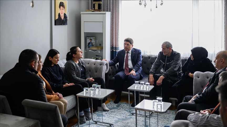 Adalet Bakanı Tunç, Güngören'de öldürülen Atlas Çağlayan'ın ailesini ziyaret etti