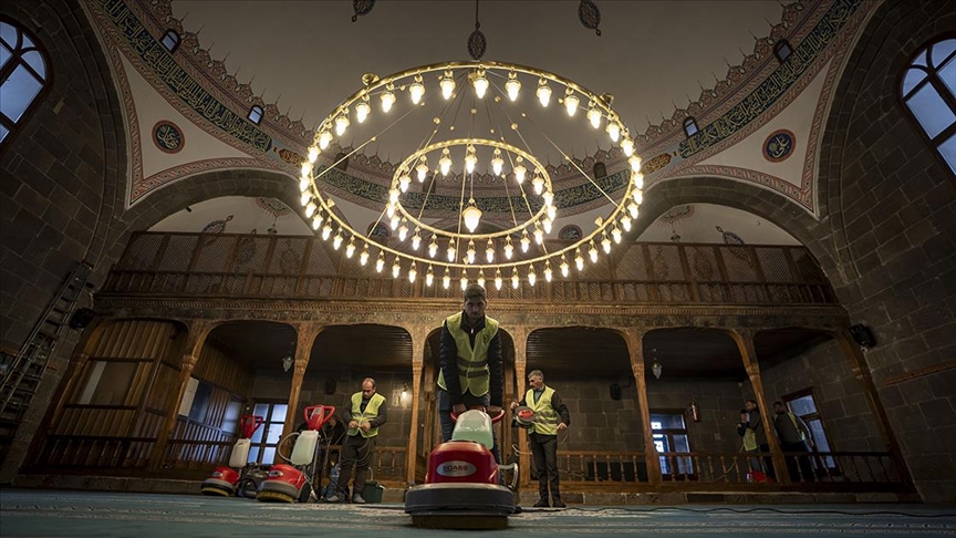 Erzurum'da kırsal ve merkezdeki camiler ramazana özel temizleniyor