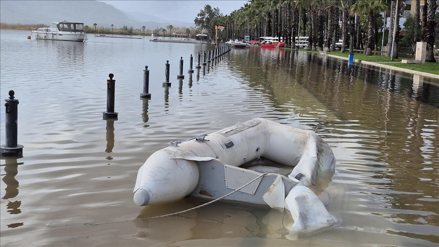 Muğla'da Köyceğiz Gölü taştı, ev ve iş yerlerini su bastı