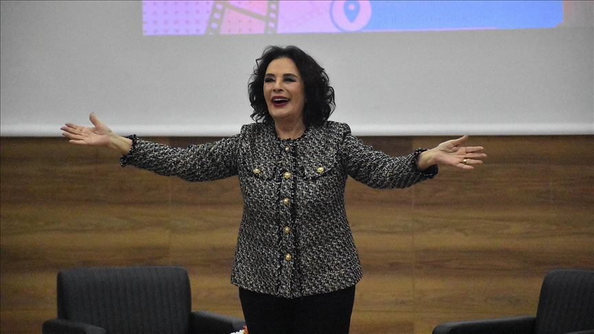 Sanatçı Hülya Koçyiğit, Van'da "Sinema ve Aile" konulu söyleşiye katıldı 