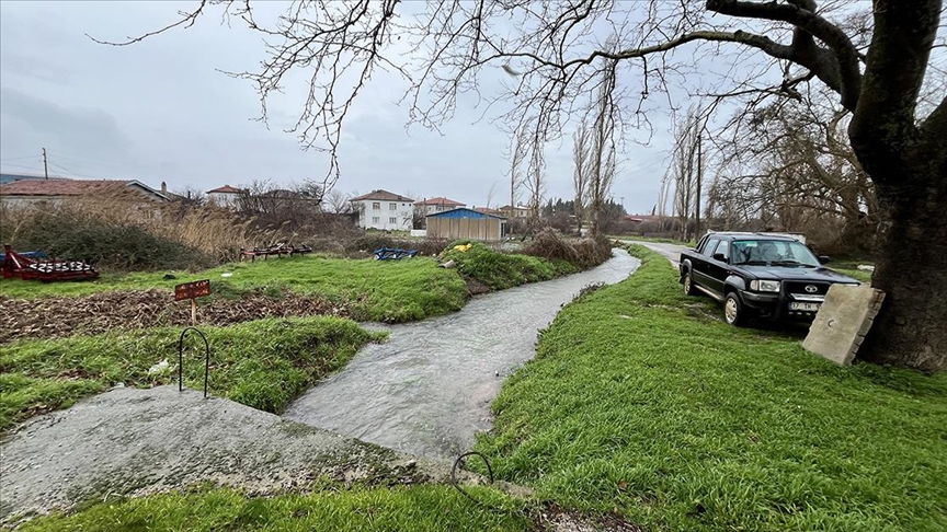Kazdağları'ndan gelen sular köy yollarında çağladı