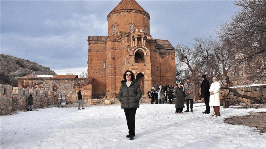Sanatçı Hülya Koçyiğit, Akdamar Adası'nı gezdi
