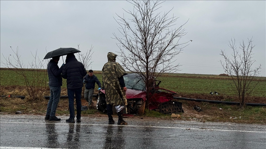 Li Mêrdînê tir û otomobîl li hev qelibîn, 2 kes mirin û 3 kes birîndar bûn