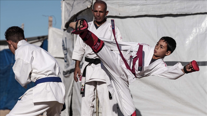 Gazzeli karate antrenörü, saldırıların etkilerini unutturmak için kamplardaki çocuklara eğitim veriyor