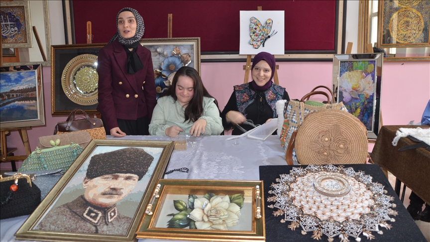 Li Mûşê Gungora bi sendroma downê, bi rêya qursên ku beşdar dibe tiştan hildiberîne