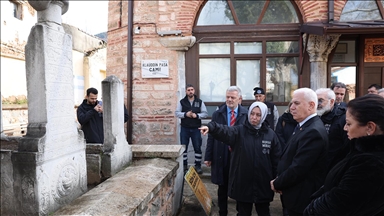Osmanlı'nın ilk eserlerinden Alaeddin Bey Cami'nin haziresindeki mezar taşları restore ediliyor