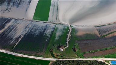 Tarlaları su altında kalan çiftçiler, açtıkları kuyular ve düdenlerle suyu yer altına aktarıyor