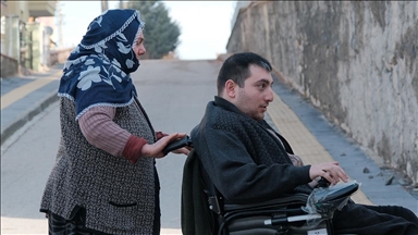 Fedakar anne hayatını adadığı engelli oğlunun eli ayağı oluyor