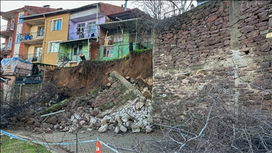 Uşak'ta toprak kayması ve istinat duvarının çökmesi sonucu 3 ev tahliye edildi