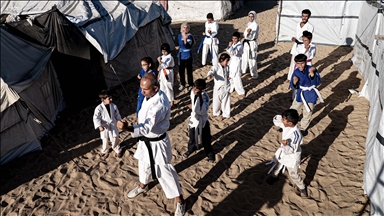 Тренер по каратэ из Газы тренирует детей в лагерях, чтобы помочь им забыть ужасы атак