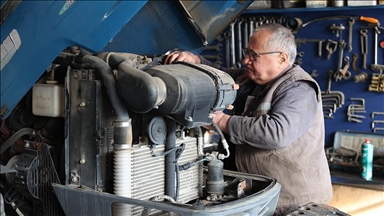 Yarım asrı aşkın süredir traktör tamiri yapıyor 