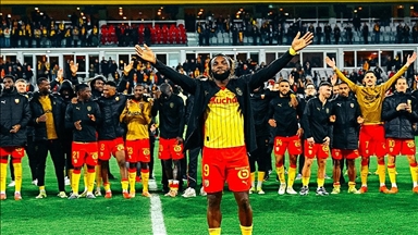 قدم.. لانس يستعيد صدارة الدوري الفرنسي مؤقتا