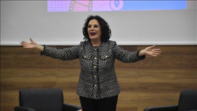 Sanatçı Hülya Koçyiğit, Van'da "Sinema ve Aile" konulu söyleşiye katıldı 