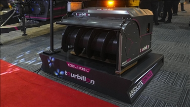 Yerli yem itme robotu çiftliklerde yem israfını azaltıp süt verimini artıracak