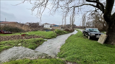 Kazdağları'ndan gelen sular köy yollarında çağladı