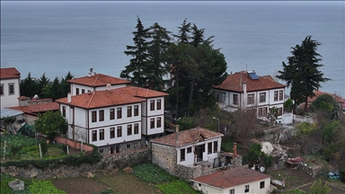 Trabzon'daki Orta Mahalle ziyaretçilerini tarihi güzellikleri keşfe çıkarıyor