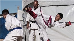 Gazzeli karate antrenörü, saldırıların etkilerini unutturmak için kamplardaki çocuklara eğitim veriyor