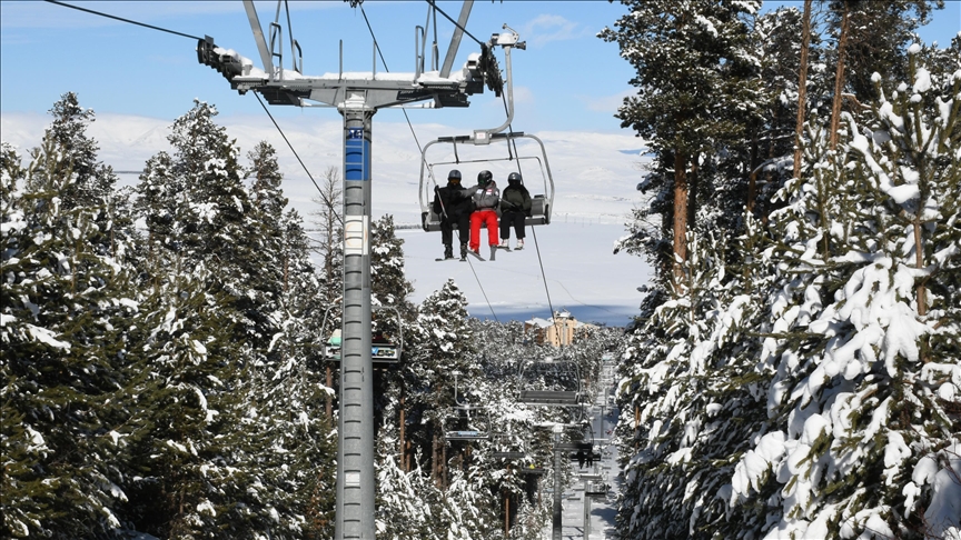 Navenda Xweşiqitandinê ya Sariqamîşê bi berfa xwe ya krîstal kesên ku xweşiqitandinê hez dikin diezimîne