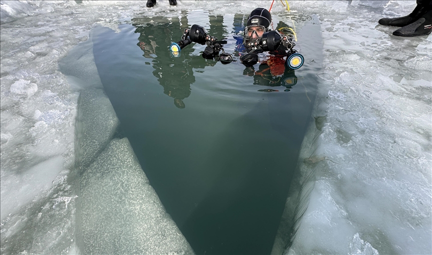 مغامرة أكاديمية.. غوص تعليمي تحت الجليد في بحيرة "تشلدر" التركية