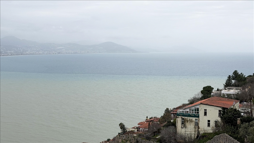 Alanya'da sağanak sonrası denizin rengi değişti