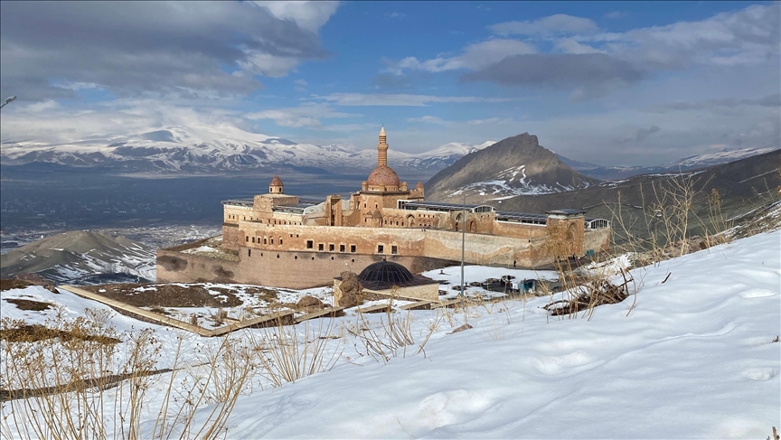 Qesra Îshaq Paşa ya dorbera wê bi berfê venixumiye zivistanê jî ziyaretvanan diezimîne