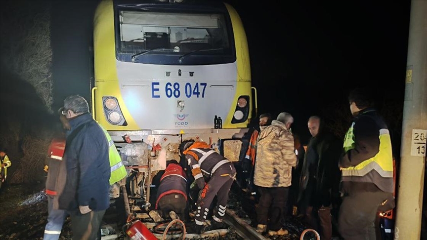 Balıkesir'de yolcu treninin lokomotifi, düşen kaya parçası nedeniyle raydan çıktı