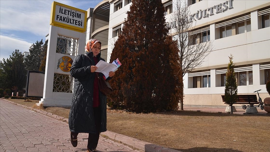 Üniversite öğrencisi 58 yaşındaki kadın azmiyle çevresindekilere örnek oluyor