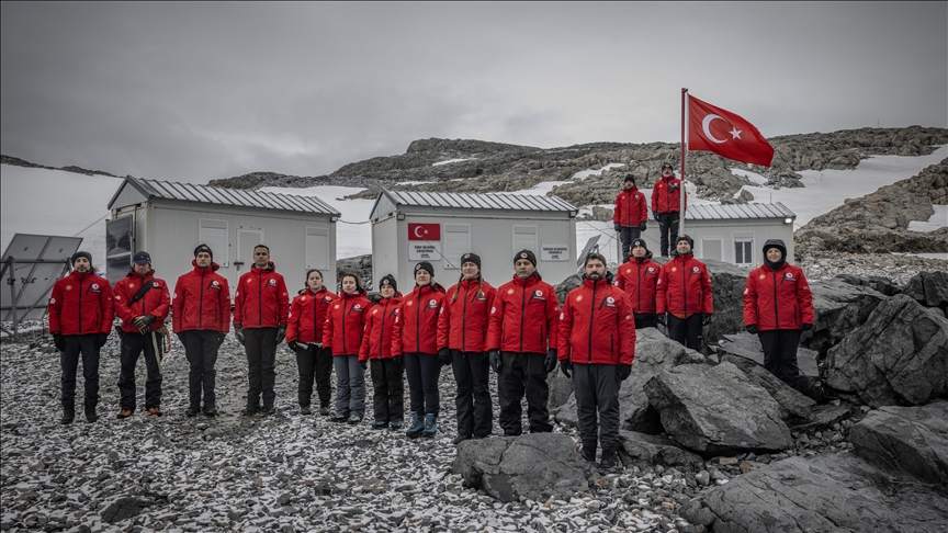 فريق الرحلة العلمية التركية العاشرة يصل القارة القطبية الجنوبية