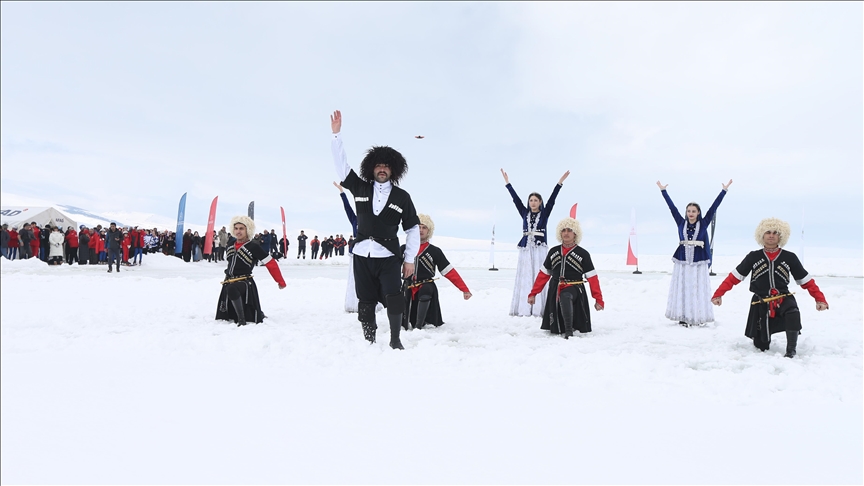 مغامرة أكاديمية.. غوص تعليمي تحت الجليد في بحيرة "تشلدر" التركية