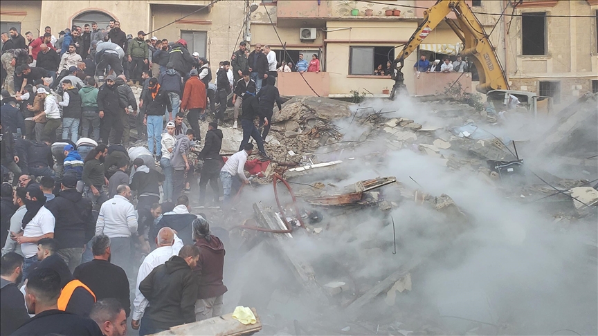 Lübnan'ın kuzeyindeki Trablusşam'da eski bir binanın çökmesi sonucu 6 kişi hayatını kaybetti