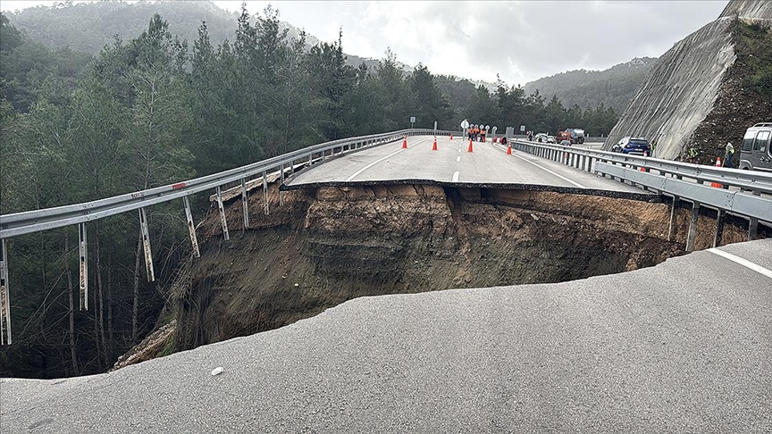 Antalya'da Kumluca-Kemer kara yolu göçük ve heyelan nedeniyle kısmen ulaşıma kapatıldı