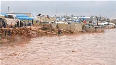 فيضانات سوريا.. تأمين مراكز إيواء بإدلب ومساع لإنهاء ملف المخيمات