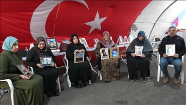 Dayikên Diyarbekirê dixwazin bigihêjin ewladên xwe