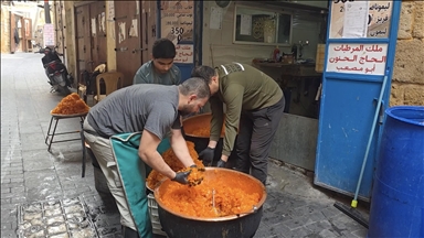 Vëllezërit Arnaut në Liban vazhdojnë traditën e ëmbëlsirës së Ramazanit, xhezerije