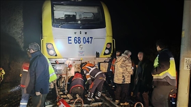 Balıkesir'de yolcu treninin lokomotifi, düşen kaya parçası nedeniyle raydan çıktı