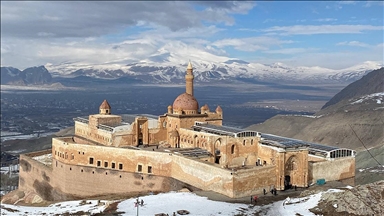 Çevresi karla kaplanan İshak Paşa Sarayı kışın da ziyaretçileri ağırlıyor