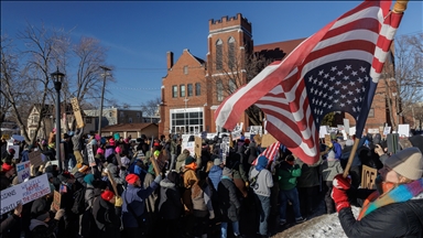 مينيسوتا.. متطرفون يمينيون يستفزون محتجين ضد سياسات الهجرة بتحية هتلر